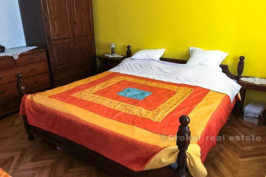 Kamenný dům se zahradou, k prodeji