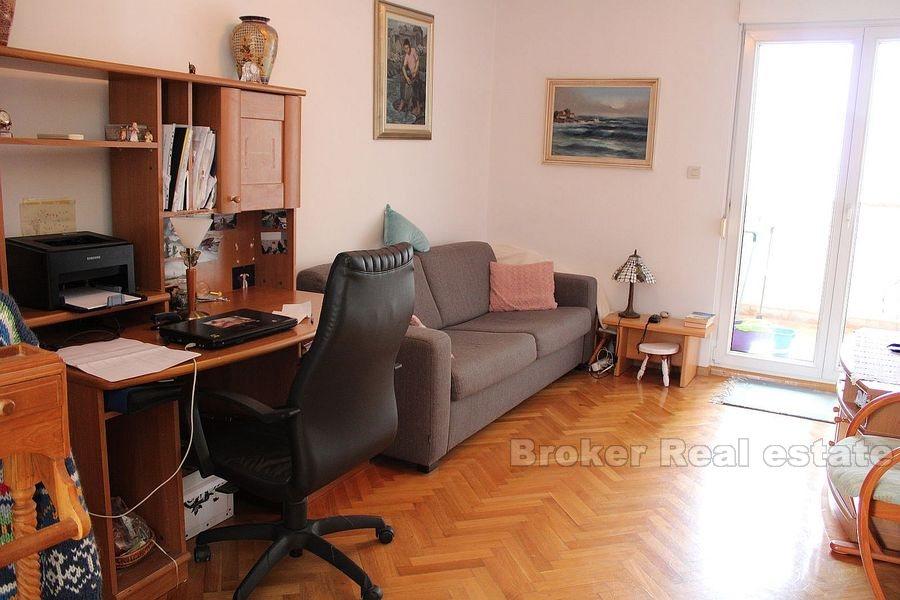 Trstenik, sonnige Wohnung mit zwei Schlafzimmern