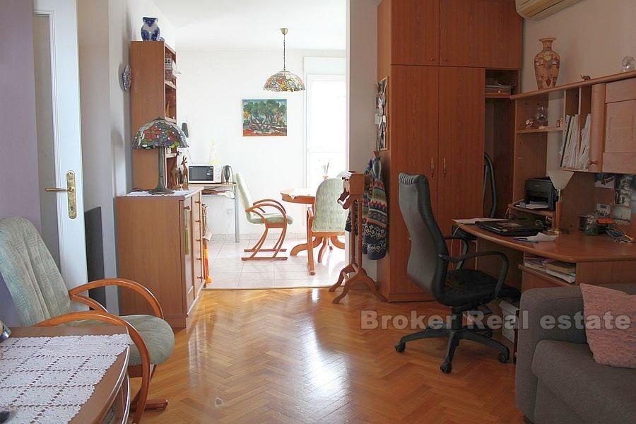 Trstenik, sonnige Wohnung mit zwei Schlafzimmern