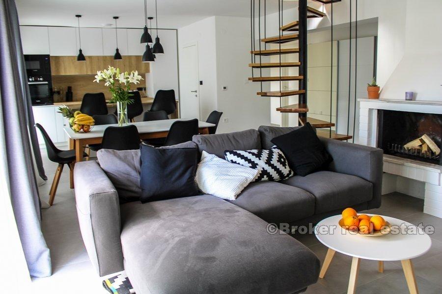 To-etasjes penthouse i Bol, langsiktig leieavtale