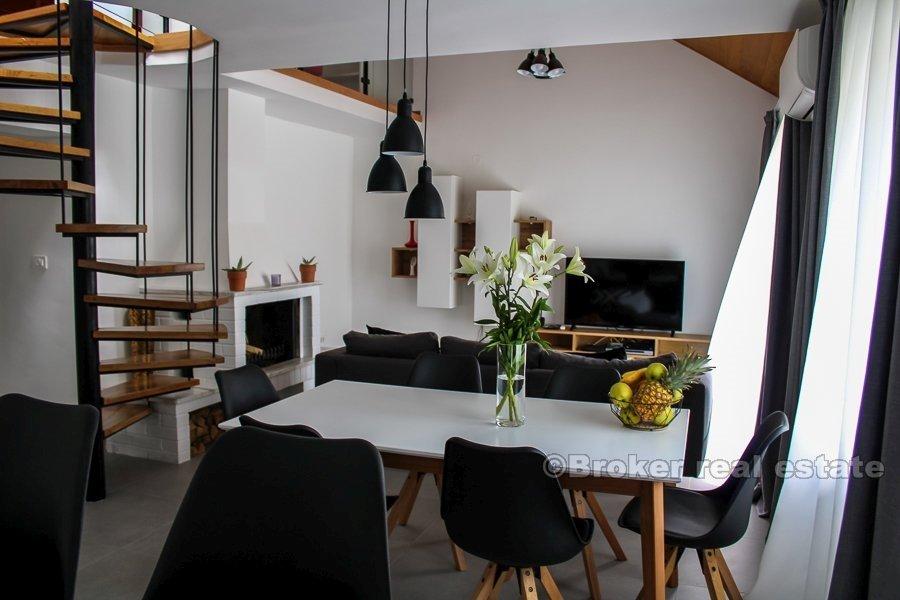 Zweigeschossiges Penthouse in Bol, langfristig vermietet