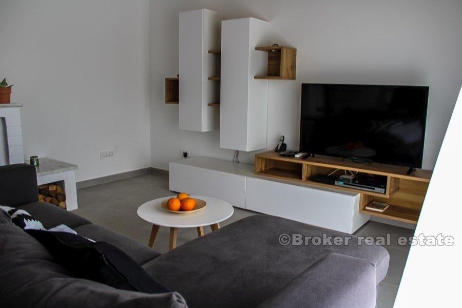 Zweigeschossiges Penthouse in Bol, langfristig vermietet
