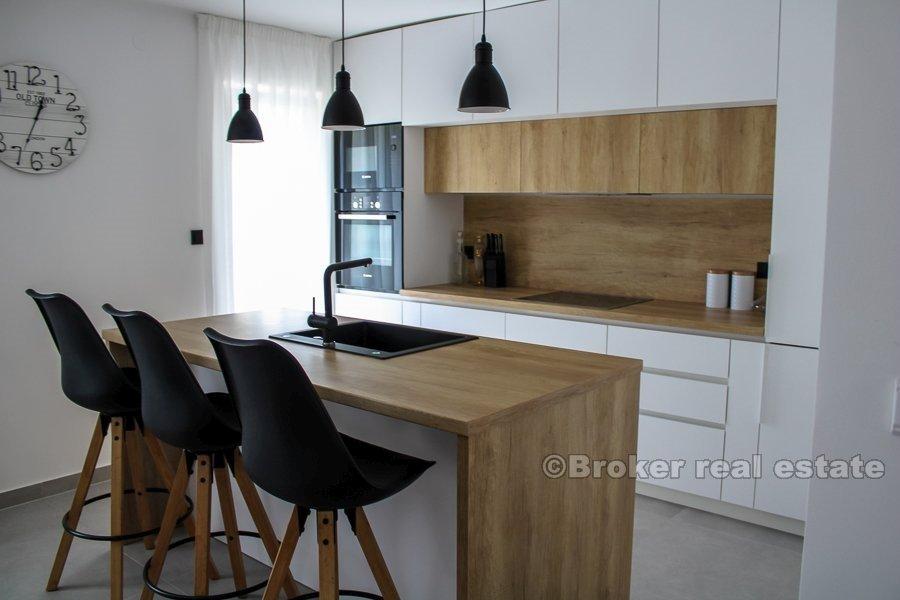 Dwupiętrowy penthouse w Bol, długoterminowy wynajem