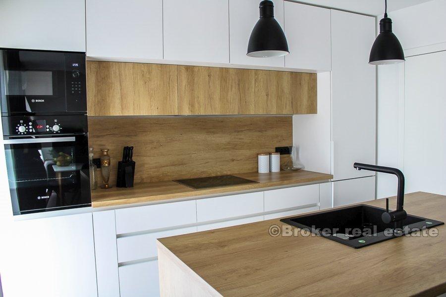 Dwupiętrowy penthouse w Bol, długoterminowy wynajem