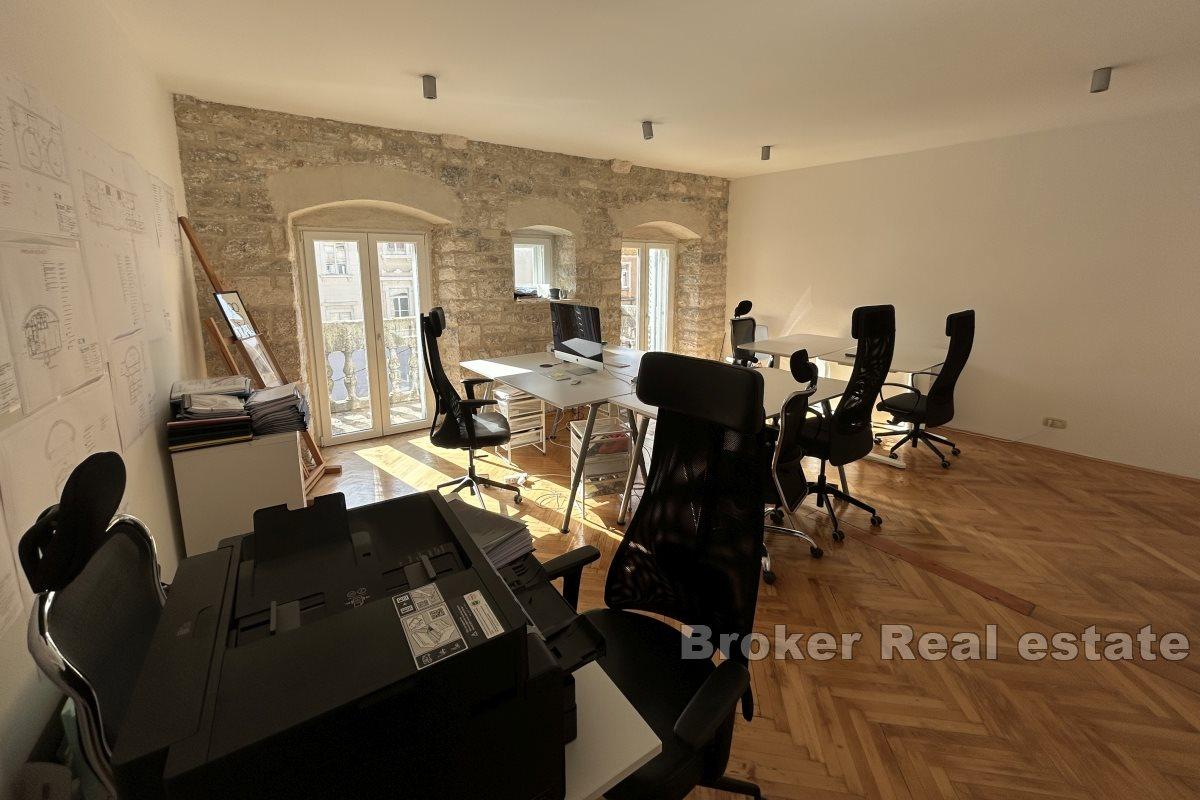 Appartement de trois étages dans le centre, à vendre