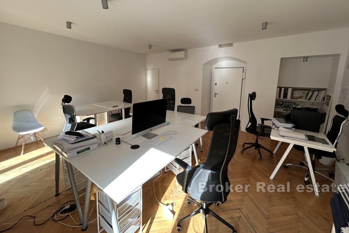 Appartement de trois étages dans le centre, à vendre