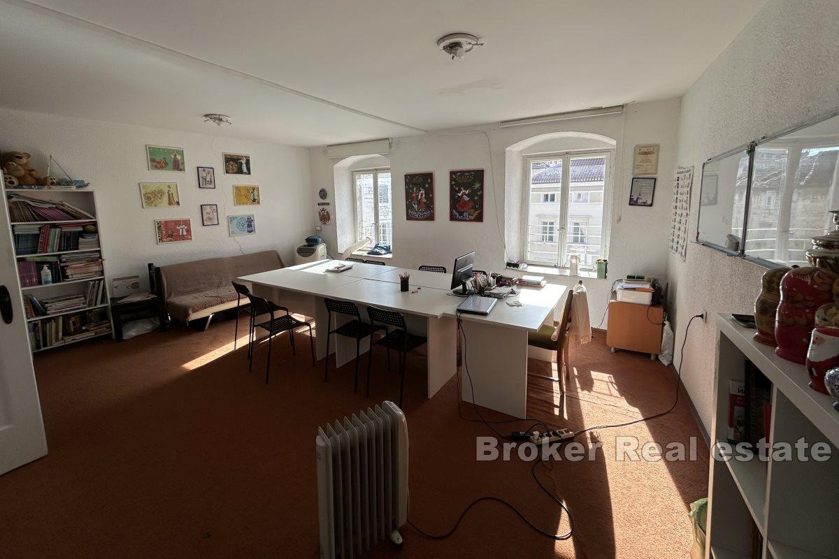 Trzykondygnacyjny apartament w centrum, na sprzedaż