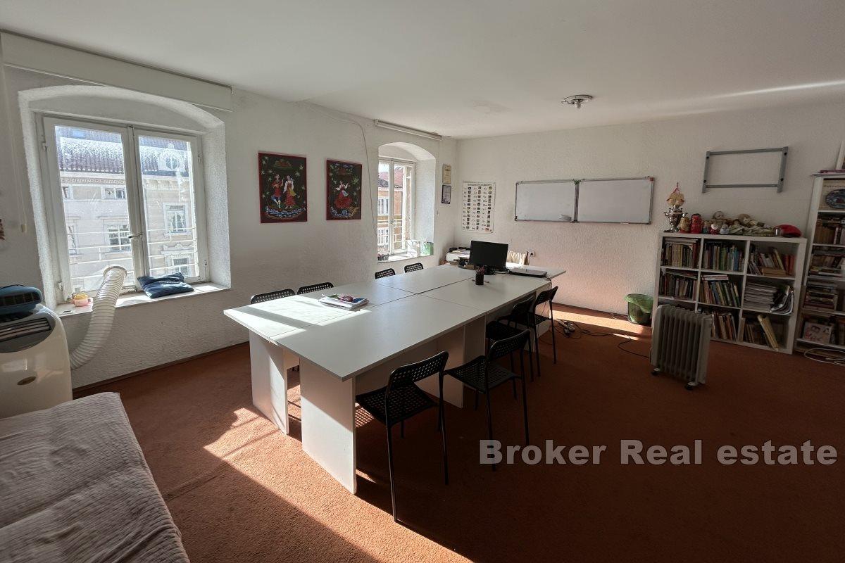 Trzykondygnacyjny apartament w centrum, na sprzedaż