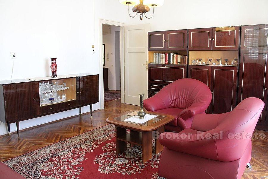 Pojisan, grazioso e confortevole appartamento con due camere da letto