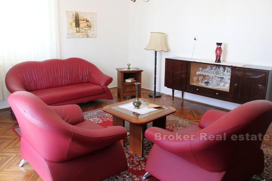 Pojisan, grazioso e confortevole appartamento con due camere da letto