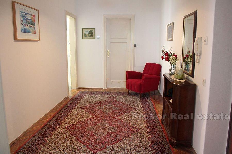 Pojisan, grazioso e confortevole appartamento con due camere da letto