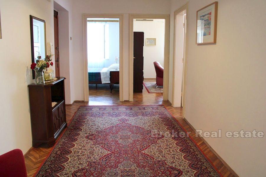 Pojisan, grazioso e confortevole appartamento con due camere da letto