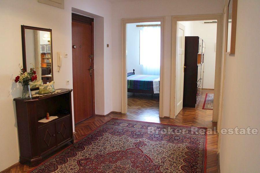 Pojisan, grazioso e confortevole appartamento con due camere da letto