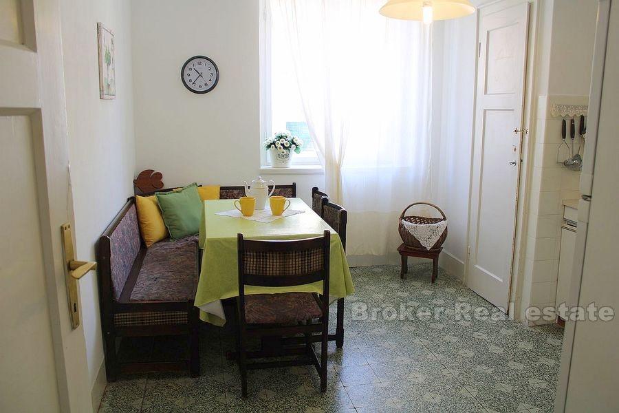 Pojisan, grazioso e confortevole appartamento con due camere da letto