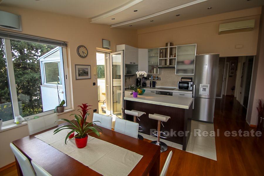 Attico moderno e ben arredato, in vendita