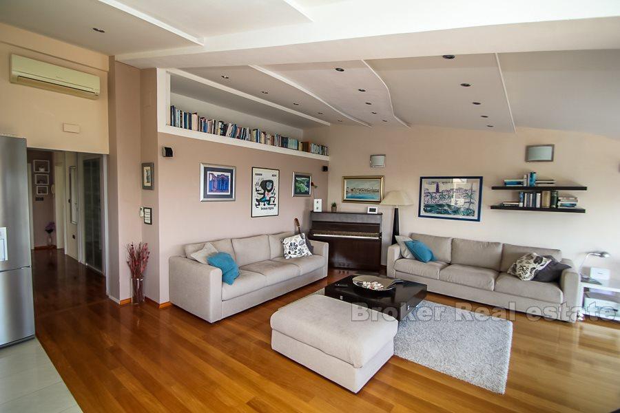 Attico moderno e ben arredato, in vendita