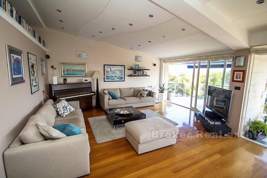 Attico moderno e ben arredato, in vendita