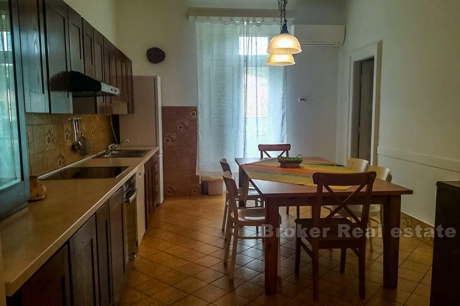 Komforan stan, Manuš, za najam