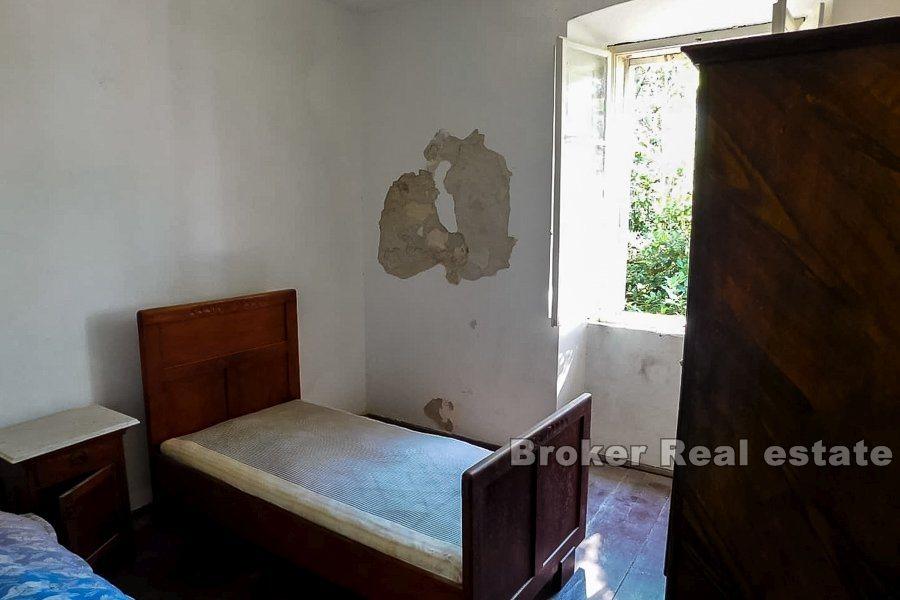 Villa en pierre au bord de la mer, à vendre