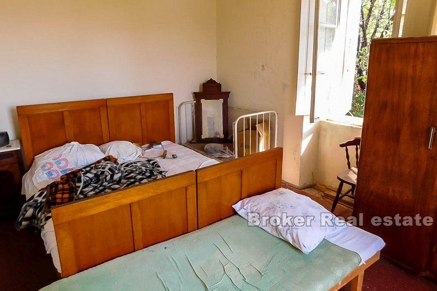 Villa en pierre au bord de la mer, à vendre