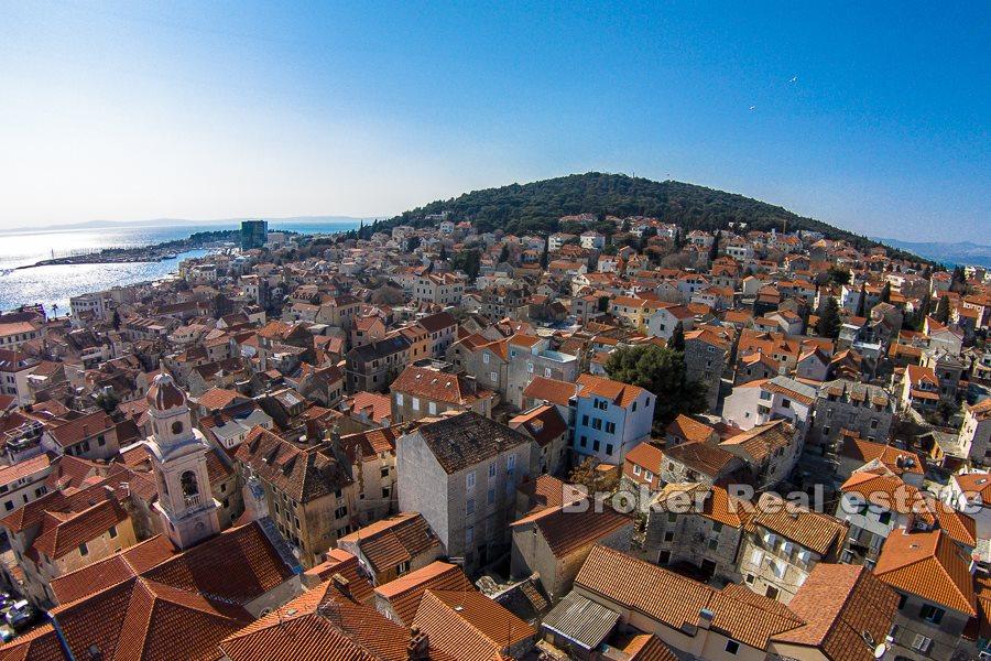 Semi-detached house on three floors, for sale