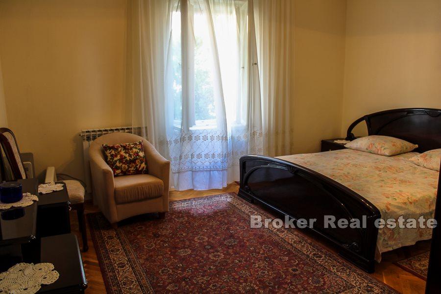 Maison jumelée sur trois étages, à vendre