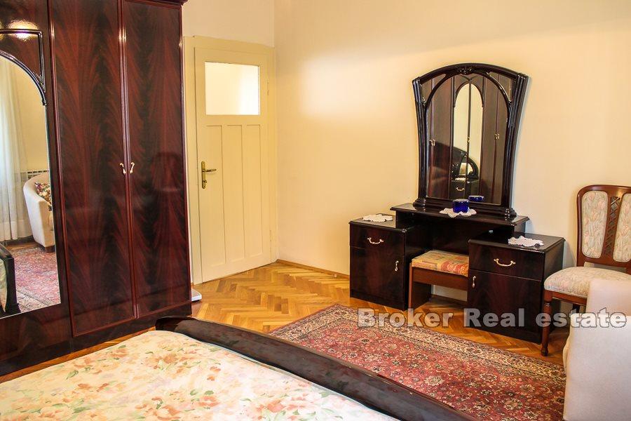 Maison jumelée sur trois étages, à vendre