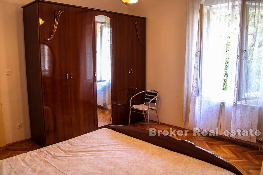 Maison jumelée sur trois étages, à vendre