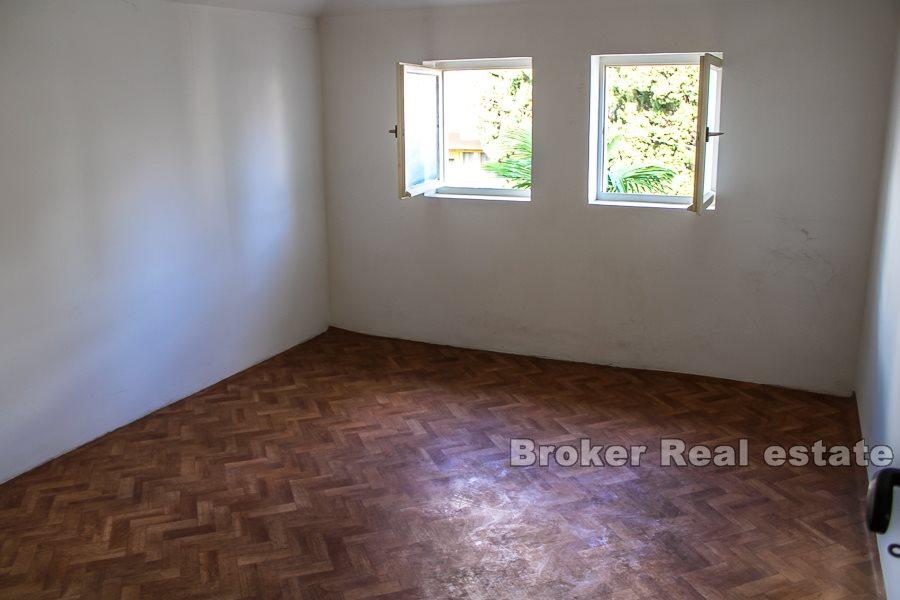 Maison jumelée sur trois étages, à vendre