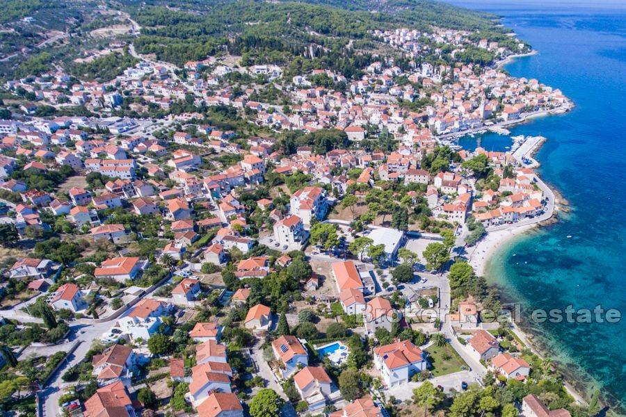 Jordbruksland med havutsikt