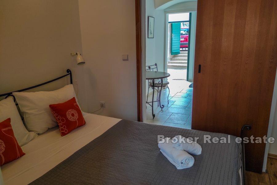 Kamena dvojna kuća na 3 kata