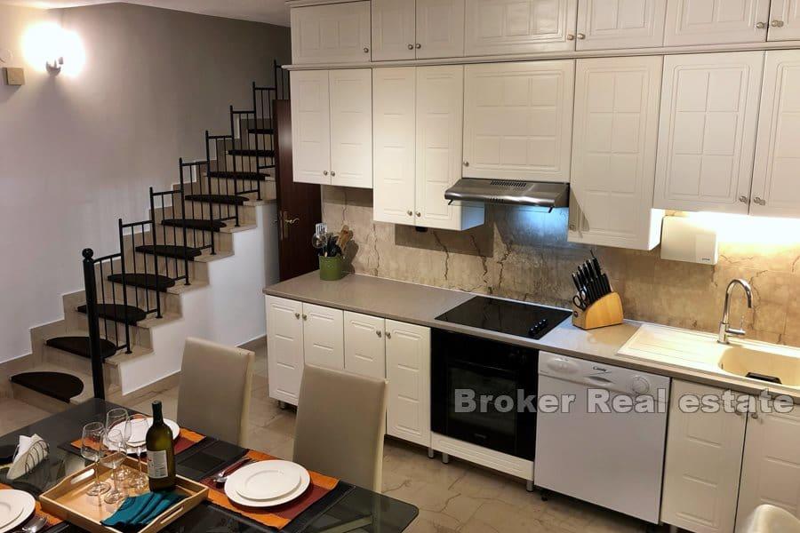 Beautiful house on 3 floors, Varos