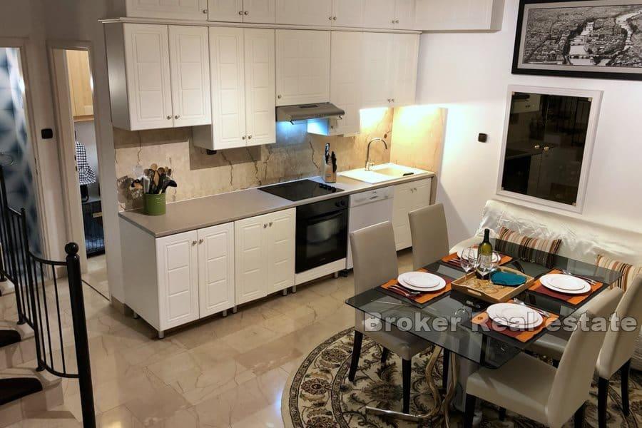 Beautiful house on 3 floors, Varos