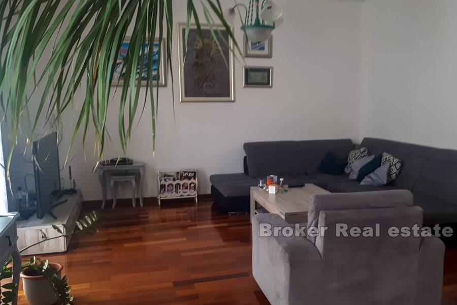 Spinut, spazioso appartamento vicino al centro della città