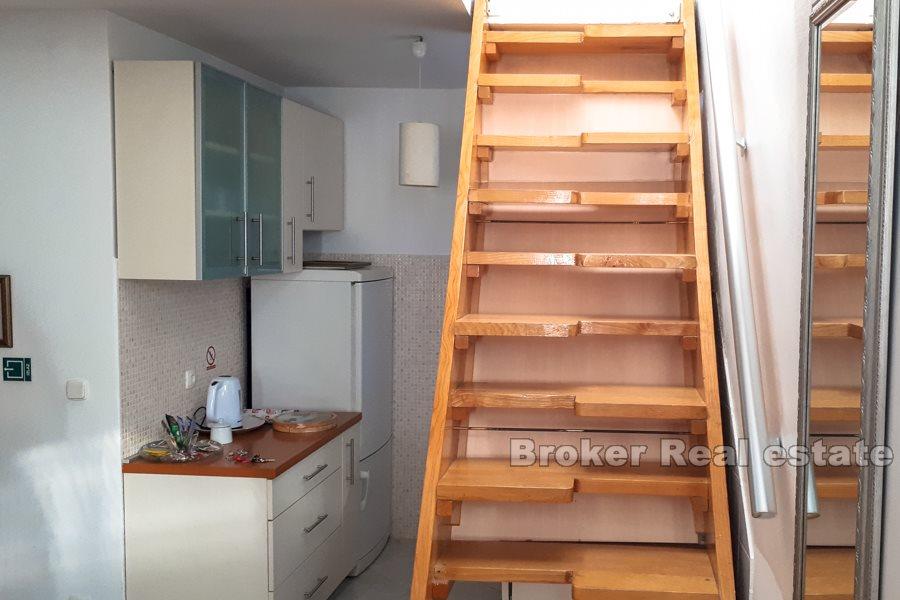 Centar, dvoetažan stan u kamenoj kući