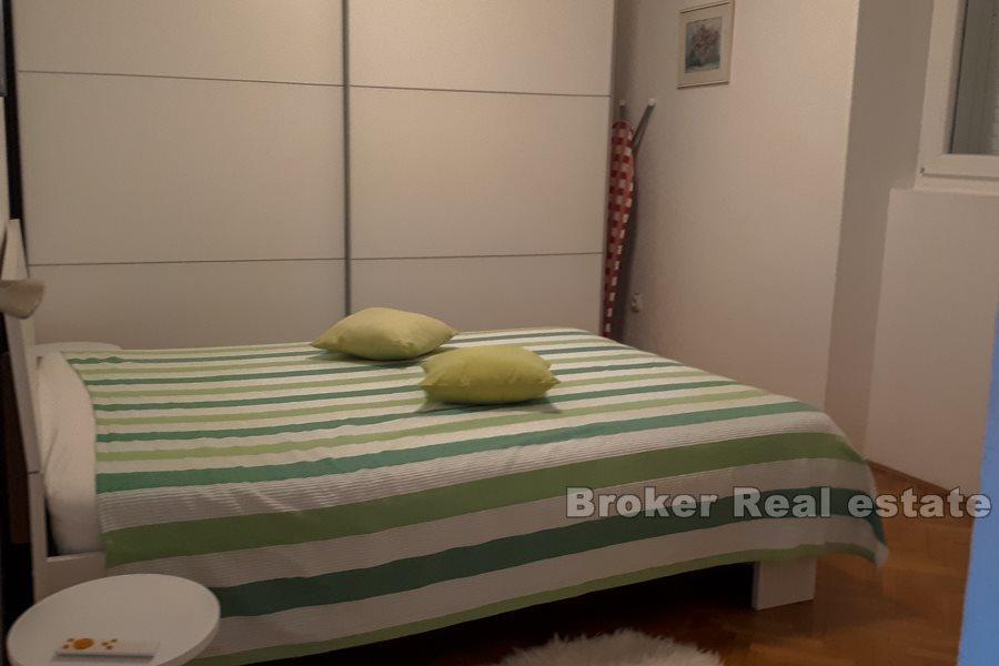 Sentrum, to-etasjes leilighet i steinhus