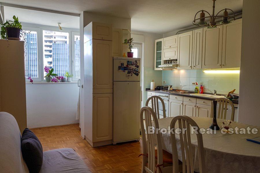 Trzypokojowy apartament z widokiem na miasto, Kman