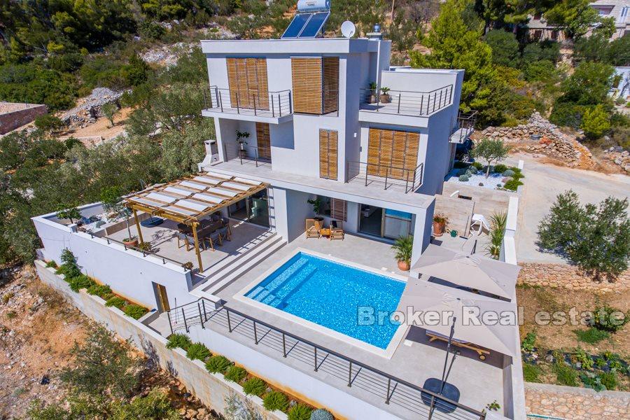 Villa with swimming pool and sea view