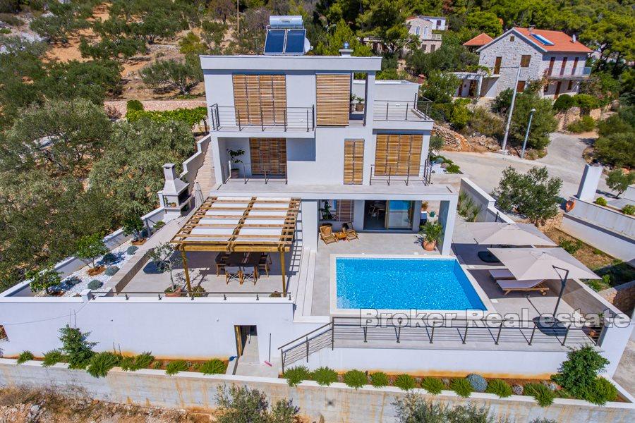 Villa with swimming pool and sea view