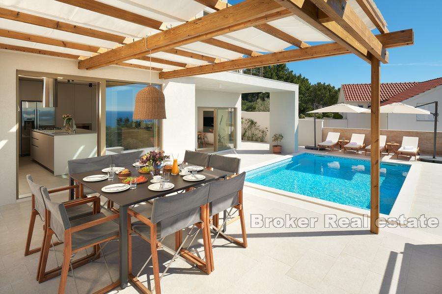 Villa med pool och havsutsikt