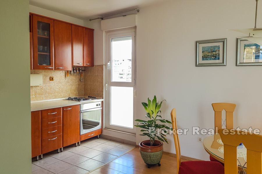 Spacious apartment with sea view, Trstenik