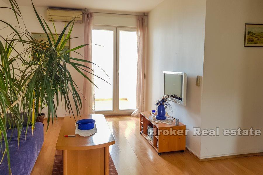 Spacious apartment with sea view, Trstenik