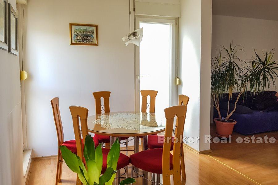 Spacious apartment with sea view, Trstenik
