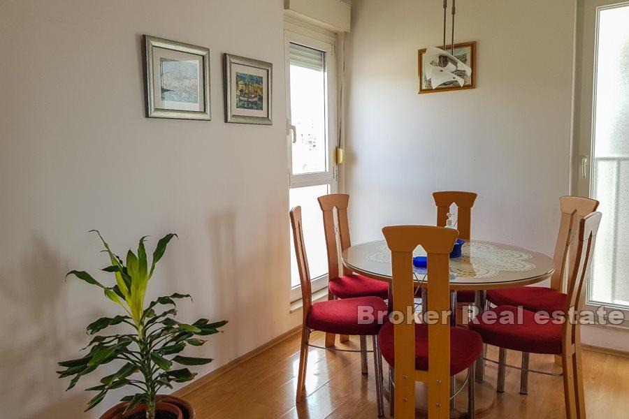 Spacious apartment with sea view, Trstenik