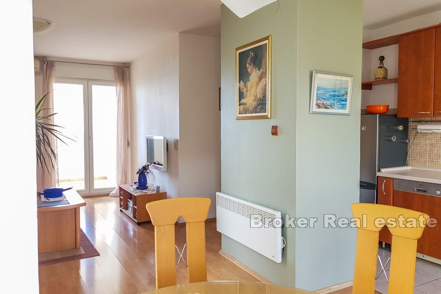 Spacious apartment with sea view, Trstenik