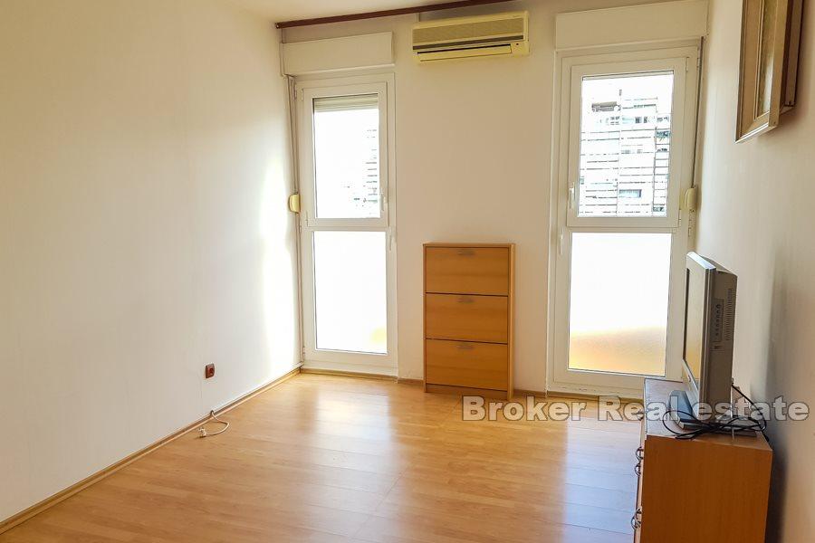 Spacious apartment with sea view, Trstenik