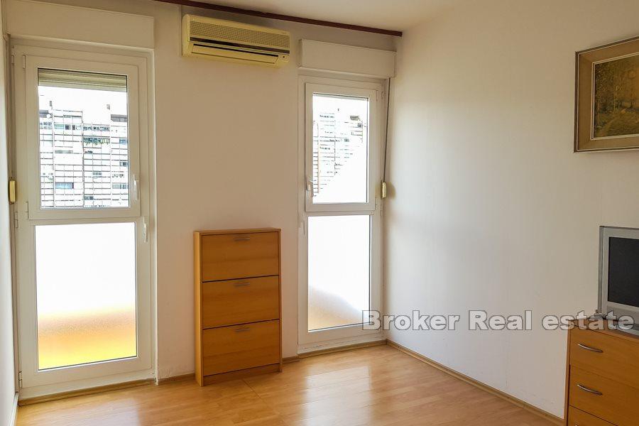 Spacious apartment with sea view, Trstenik