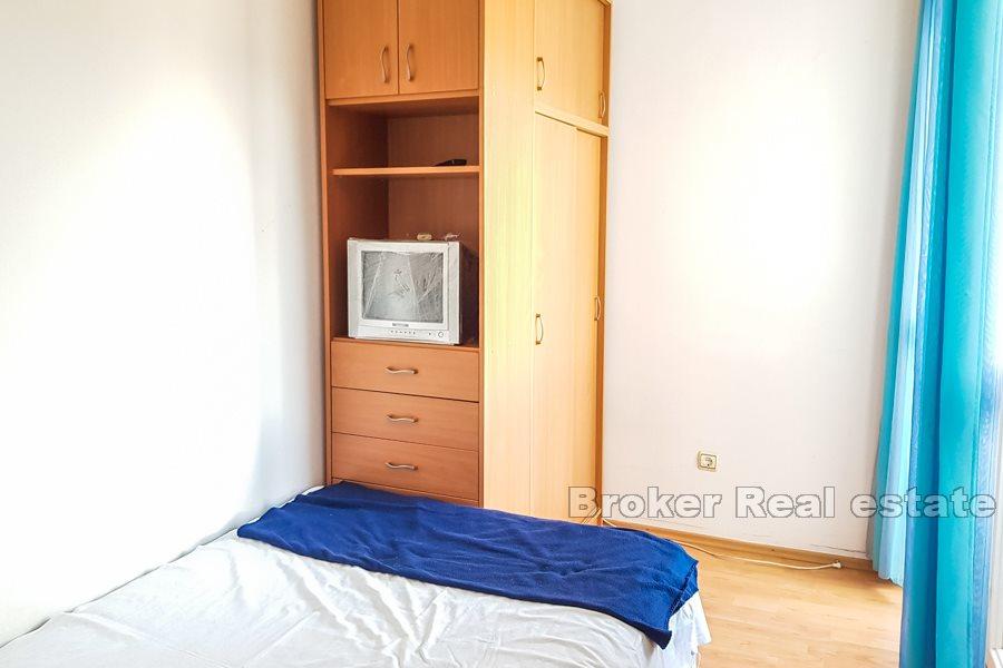 Spacious apartment with sea view, Trstenik