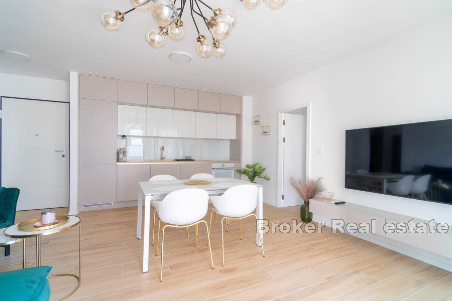 Luxuswohnung mit zwei Schlafzimmern in einem neuen Gebäude, Znjan