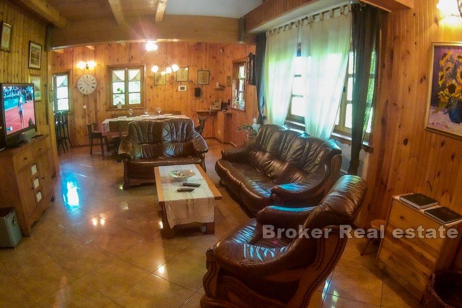 Vacker fastighet vid Plitvicesjöarna